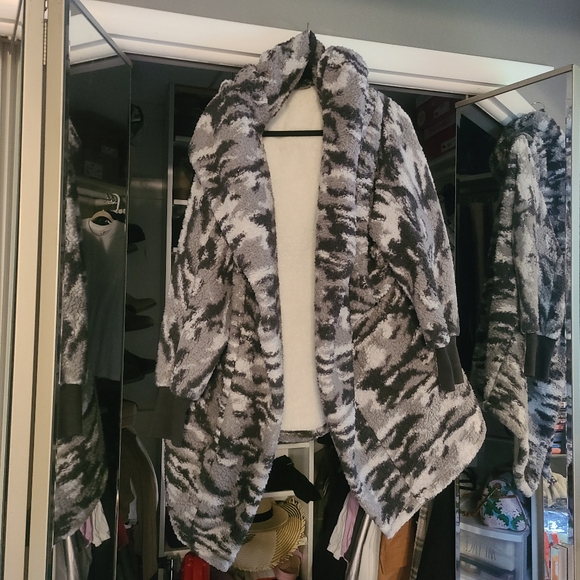 GILI Camo Oversized Sherpa Hooded Lounger Wearable Blanket - Picture 5 of 9
